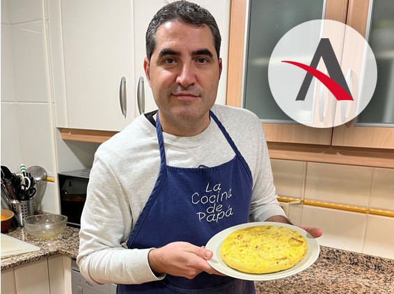 Alejandro Adelantado cocinando su tortilla de patatas con cebolla